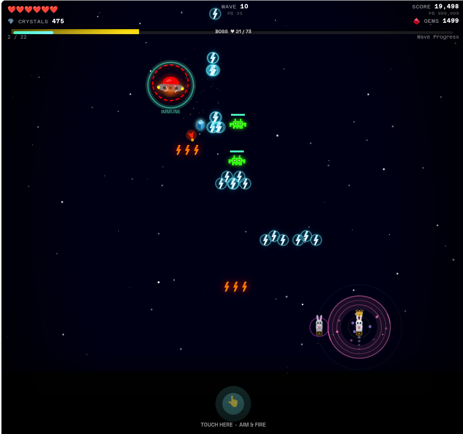 Wave 10 gameplay — immune boss with red hat flanked by splitter and arcade enemies